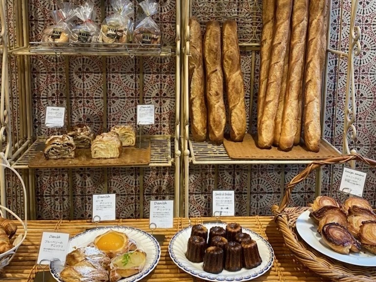 パリの街角に佇むパン屋さん