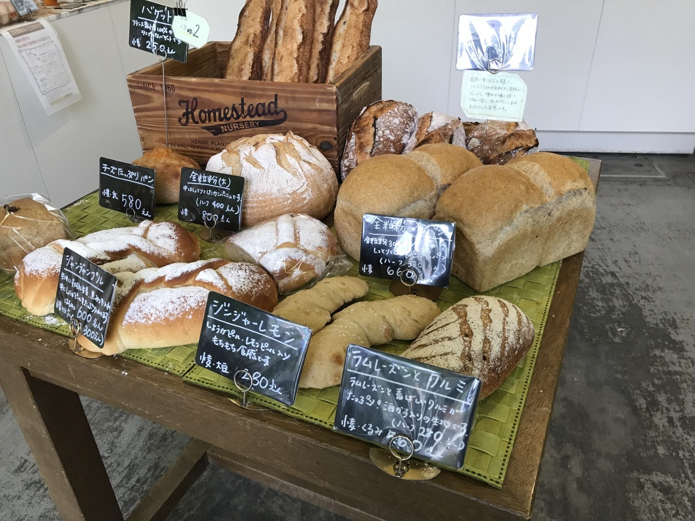 お店はシンプルに。食材は賑やかに。