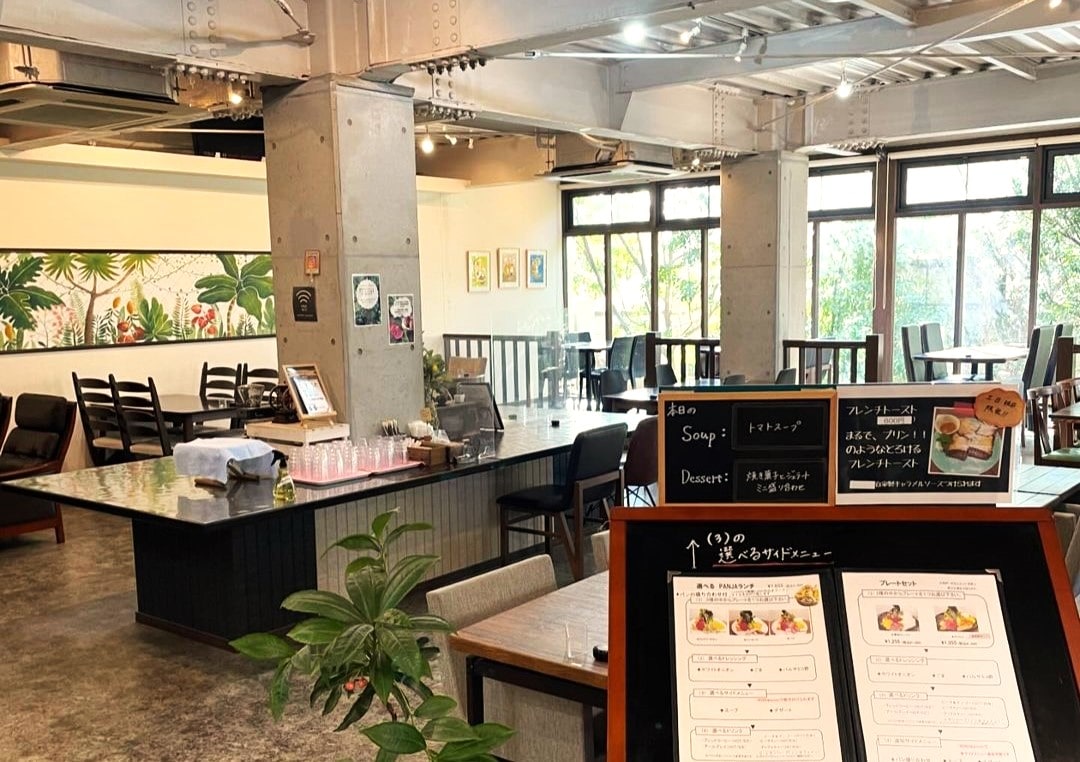 解放感のあるカフェも併設