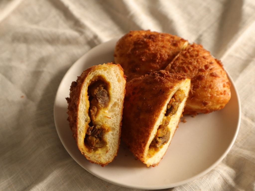 ゴロっと牛肉のカレーパン2個