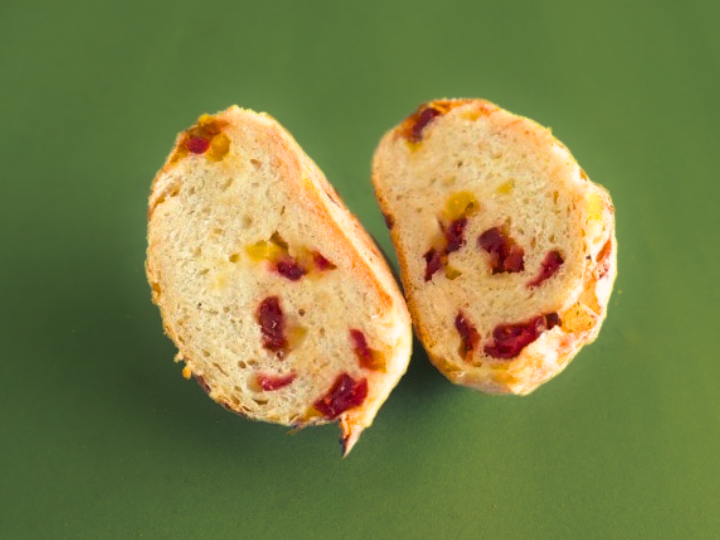 季節の十勝産キタノカオリ全粒粉のカンパーニュ