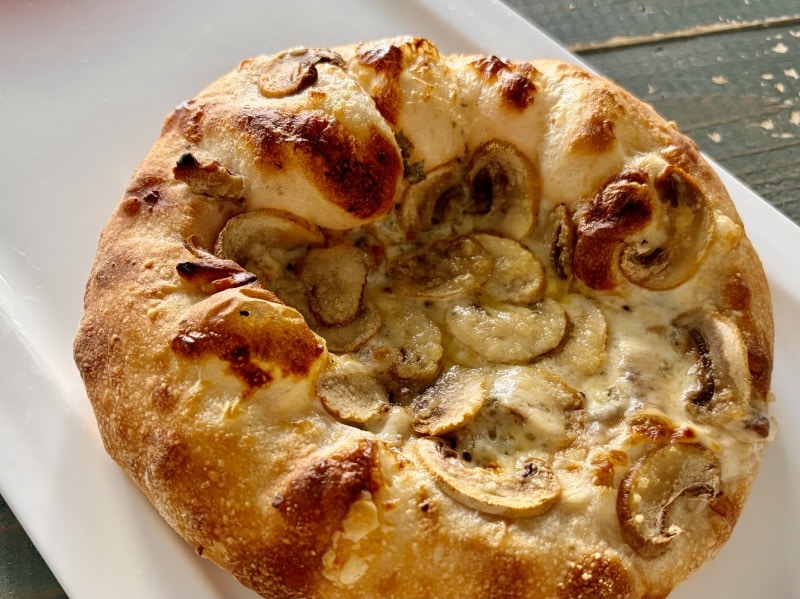 ブルーチーズとマッシュルームのピザ