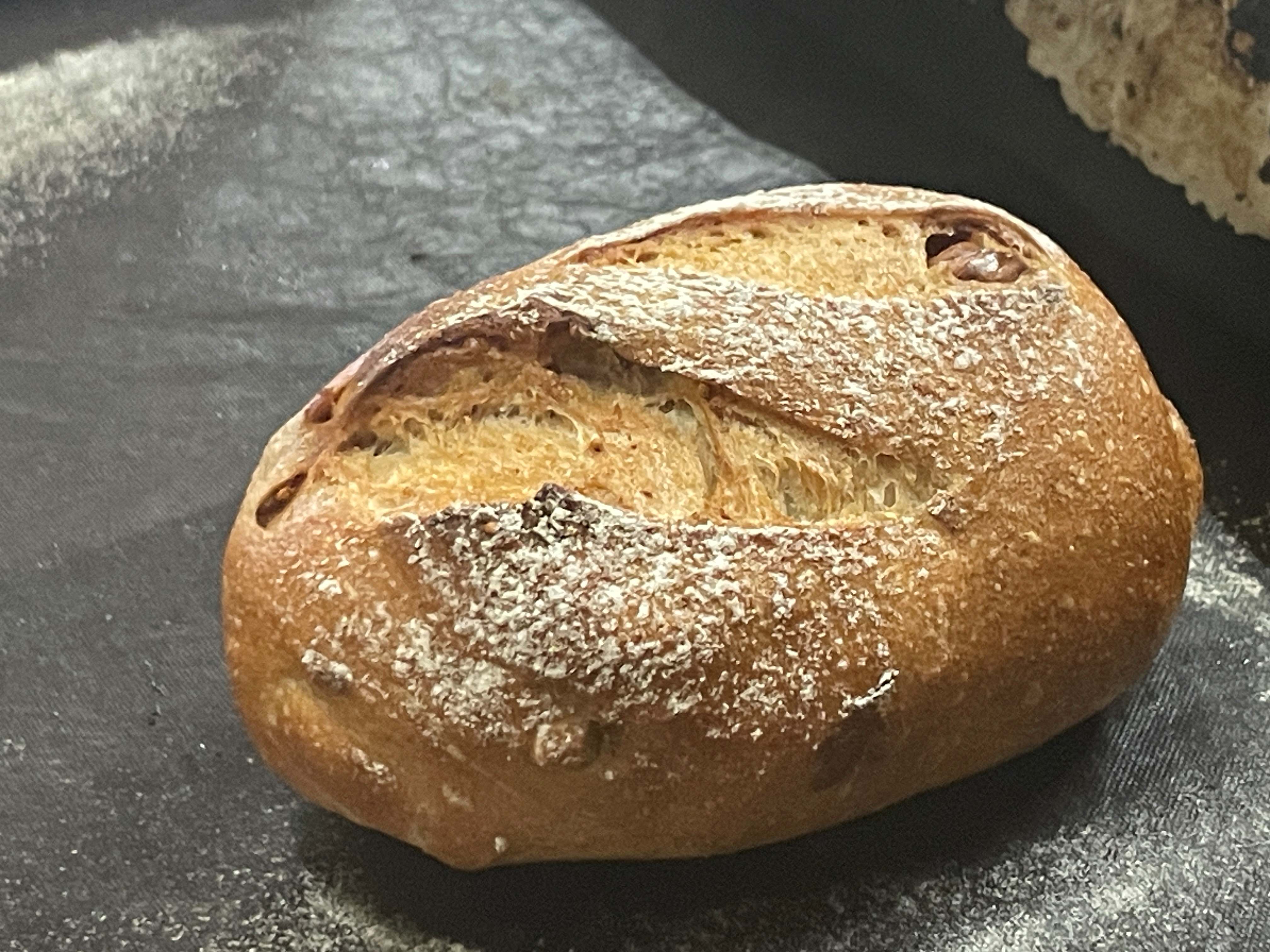 ドライフルーツのライ麦パン